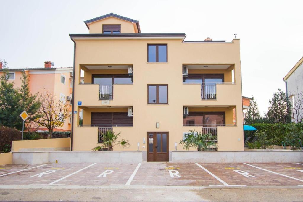 Villa Patricija-Apartmani Poreč Extérieur photo